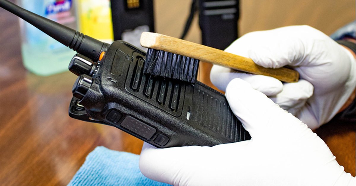 cleaning-two-way-radio-microphone cleaning-two-way-radio-microphone